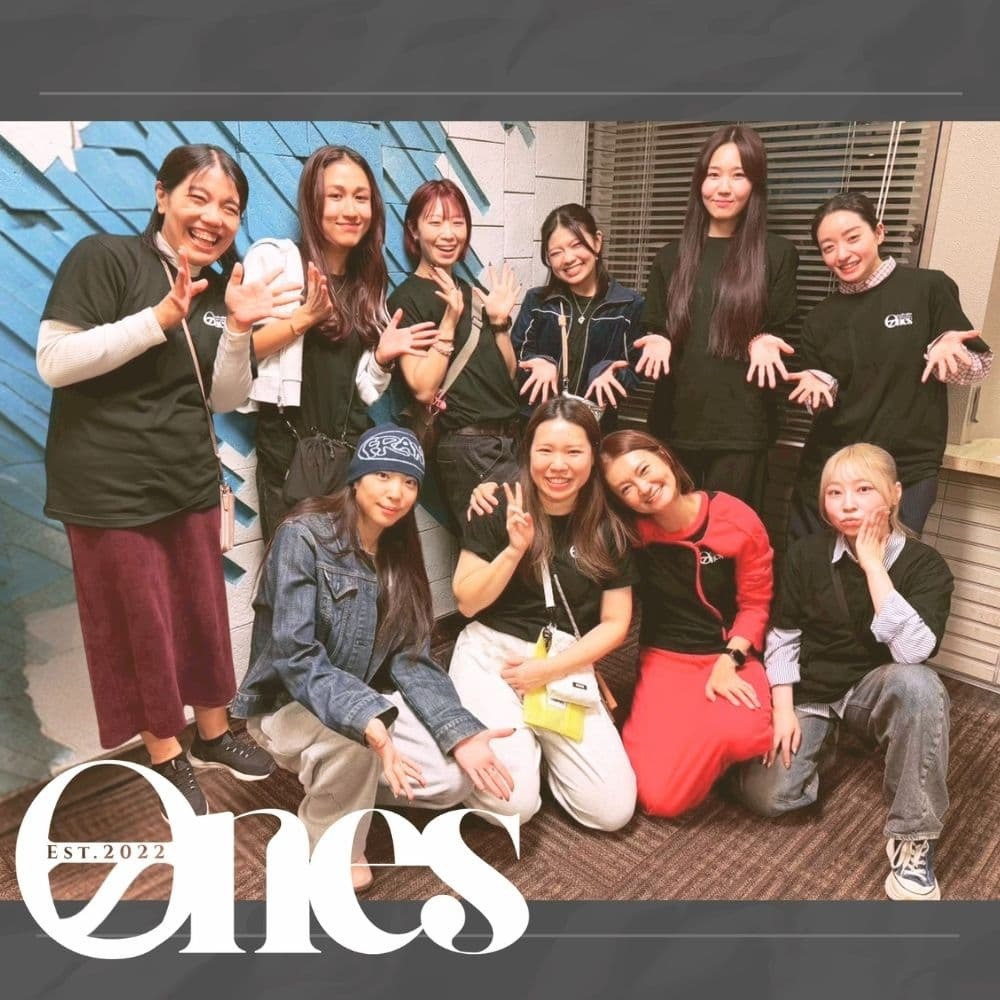 楽しく明るい環境でK-POPダンスの魅力を次世代に伝える現役プロインストラクターの笑顔の画像 月島第一小学校エリアで一緒にスタジオを盛り上げる仲間を募集中