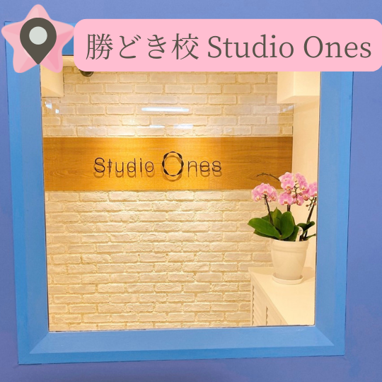 スタジオ玄関内のベビーカー・キックスクーター置き場。畳んで置けるスペースを完備し、勝どき・晴海の共働き世帯やママ・パパが安心して子連れで通える環境を整えています。駐輪場はないものの、駅チカ30秒の利便性と充実の振替制度で、忙しいご家庭を全力でサポートします。